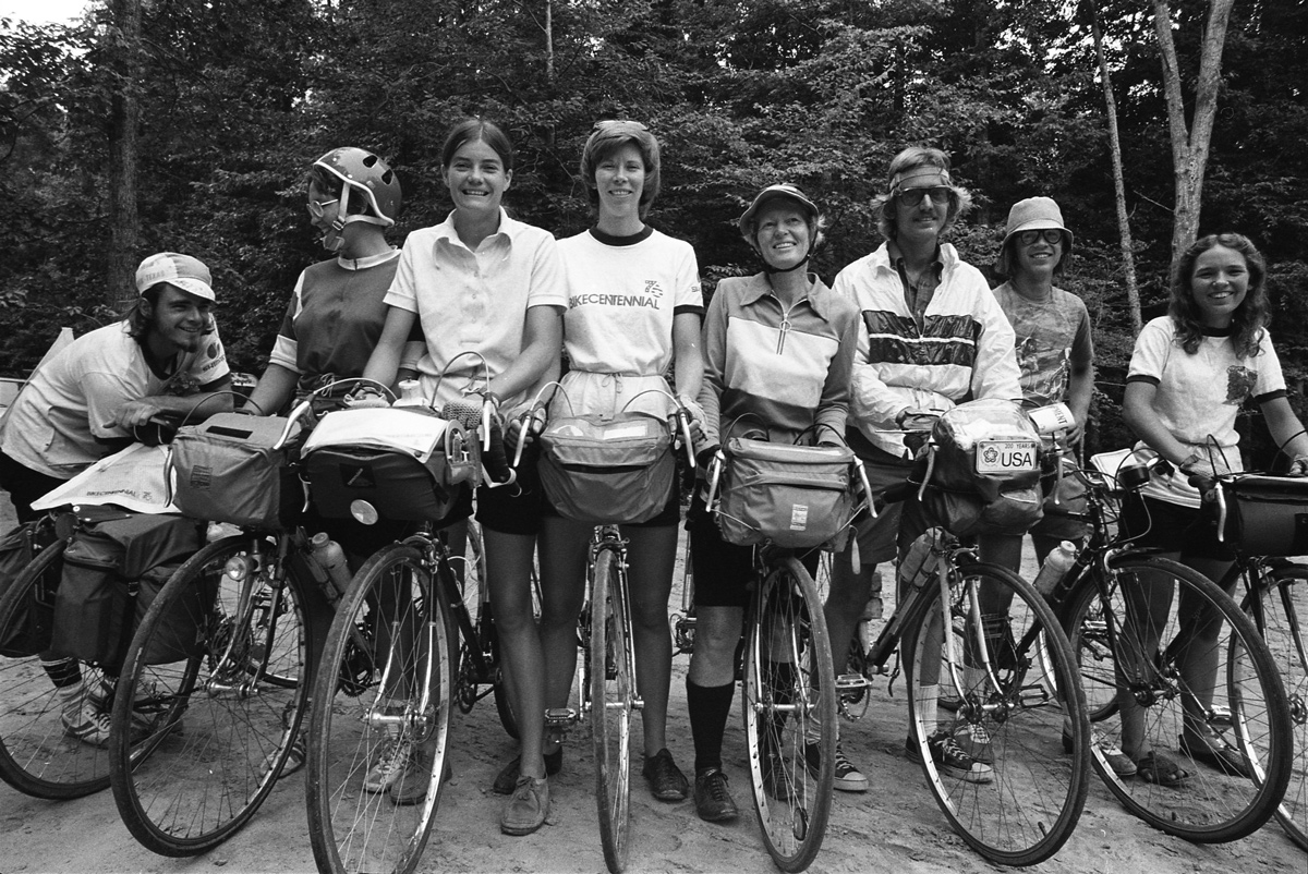 Bikecentennial group photo by Dan Burden