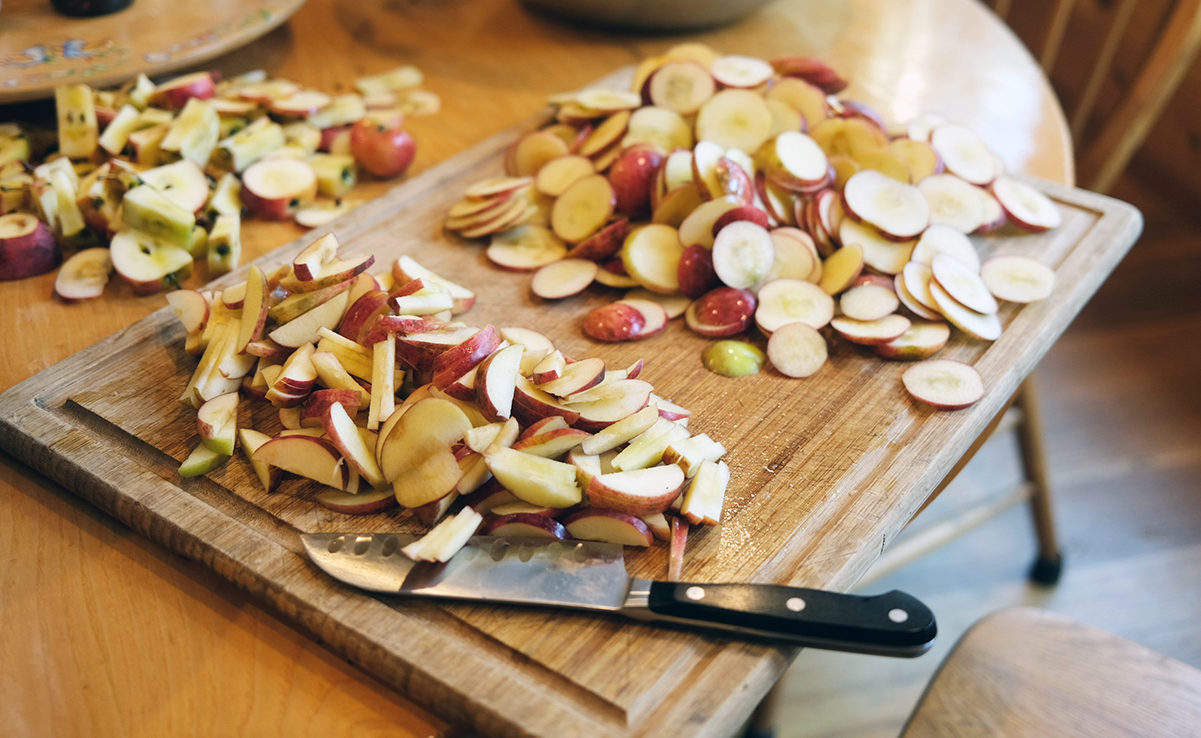 a tray of sliced apples are ready for dehydration