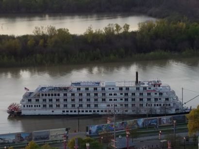 Riverboat Vicksburg.jpg