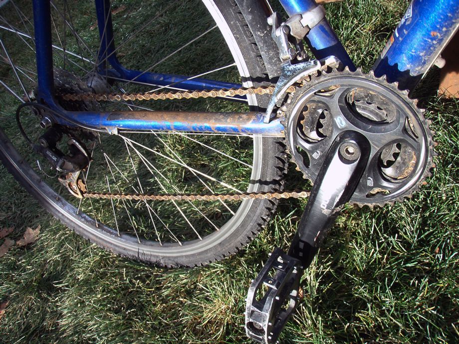 A rusted bike chain on a bike